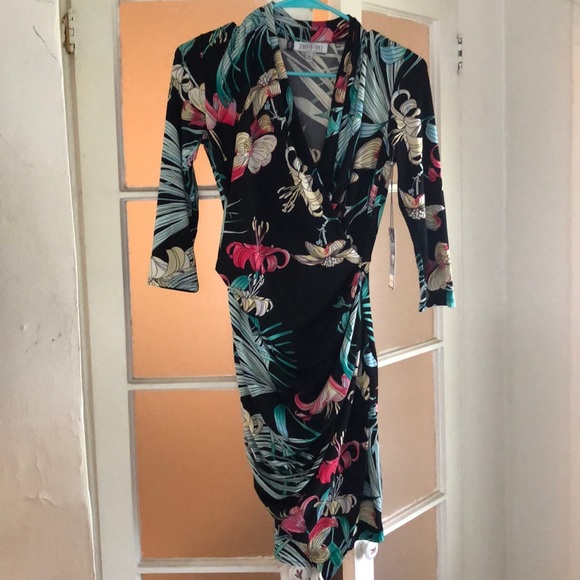 Jennifer Lopez Dresses & Skirts - NWT Jennifer Lopez Black Tropical V-neck Dress